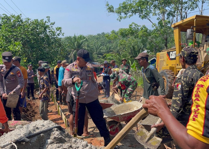 Inovasi Si Bandes, Polsek Ketahun Bantu Masyarakat Desa Kualalangi Bangun Jalan