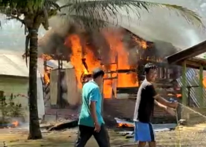 1 Unit Rumah Semi Permanen Ludes Terbakar di Mukomuko