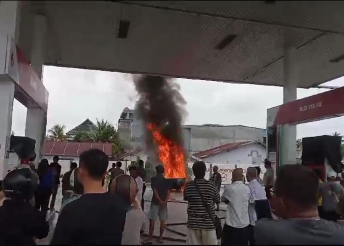 Mobil Pick Up Terbakar saat Antre Isi BBM, Nyaris Ludeskan SPBU Kutau