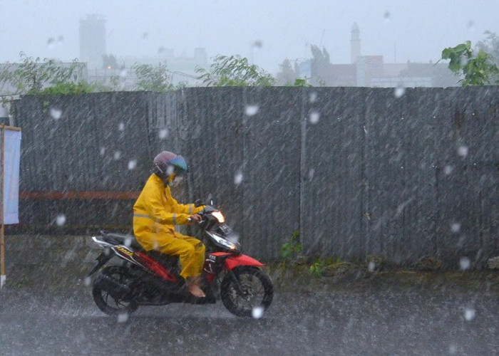 Musim Hujan Tiba, Begini Cara Aman Mengendarai Motor Melewati Genangan Air