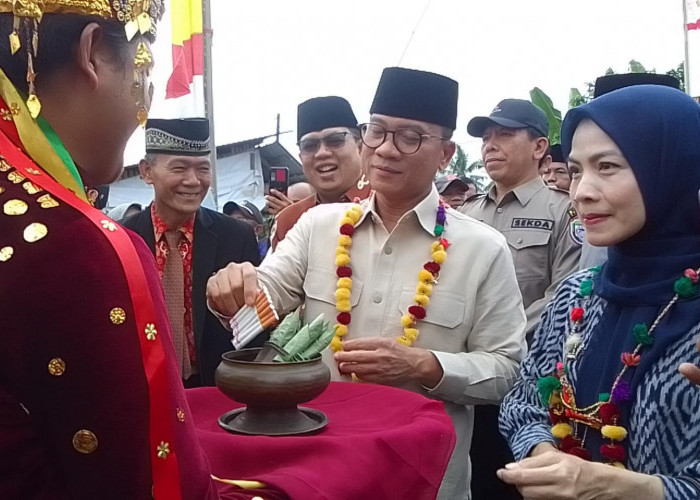 Kunjungi Desa Pasar Seluma, Mendes PDT Yandri Susanto Salurkan Bantuan untuk BUMDes