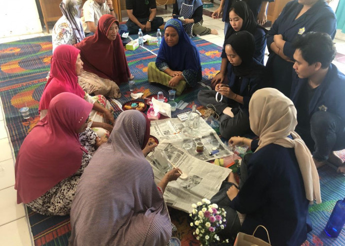 Pelatihan Pembuatan Vas dari Sampah Botol Kaca Oleh Mahasiswa Sosiologi UNIB di Kelurahan Lempuing