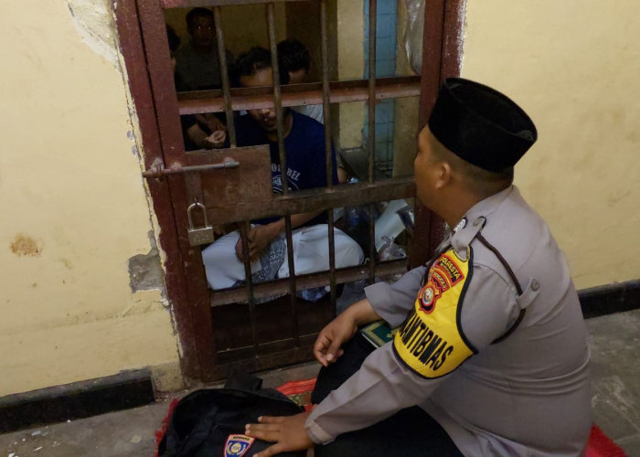 Bhabinkamtibmas Polsek Gading Cempaka, Tarawih Bersama Tahanan