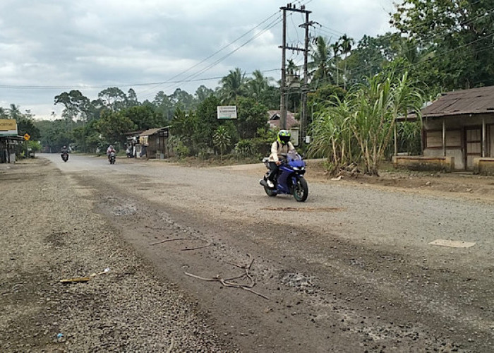 Minim Penyiraman, Debu Pengerjaan Jalan Bengkulu-Tais Dikeluhkan