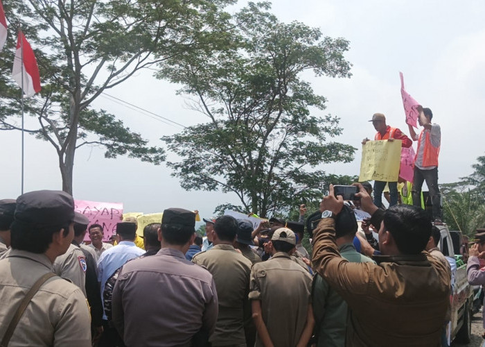 Aksi Demo Utang Pemkab Seluma Berjalan Tertib, Polres Siagakan 1 Peleton Personel