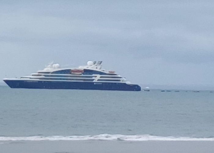 Kapal Pesiar 'Le Jacques Cartier' Bersandar di Kota Bengkulu, Bawa Ratusan Wisatawan Mancanegara