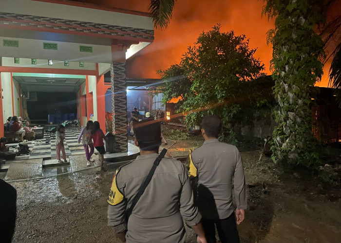 Kebakaran Dini Hari di Air Rami Mukomuko, Toko Manisan Sekaligus Kios BBM Eceran Ludes Terbakar