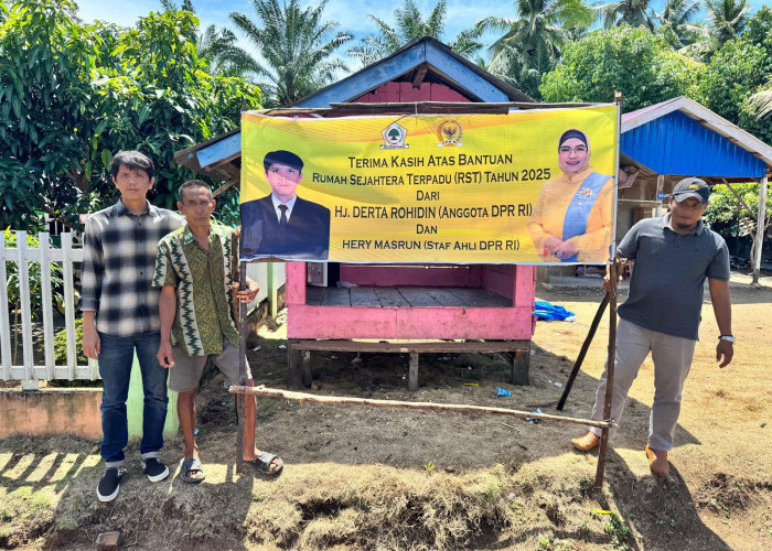 Anggota DPR RI Derta Rohidin Salurkan Bantuan Rumah Layak Huni untuk Warga Kedurang
