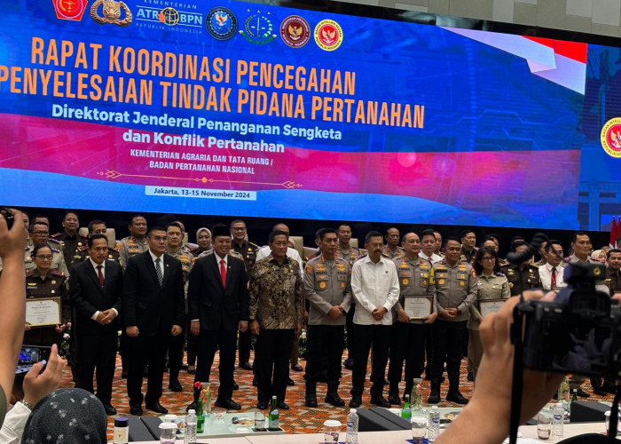 Kajati Bengkulu Terima Piagam Penghargaan dan Pin Emas dari Menteri ATR/BPN