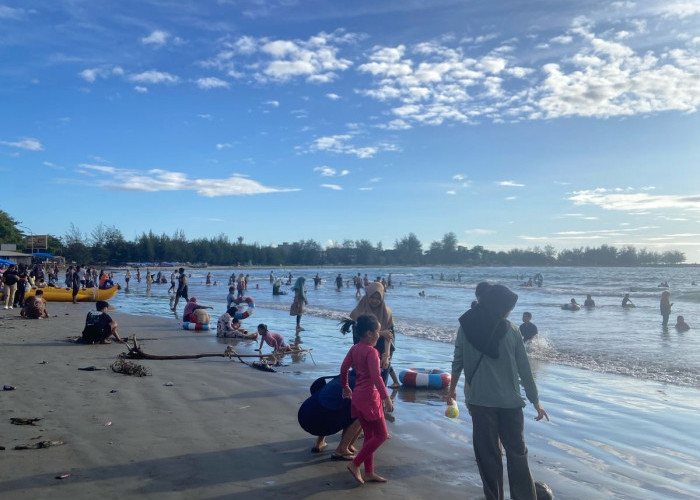 Liburan Seru di Pantai Zakat, Wisatawan Bebas Berenang