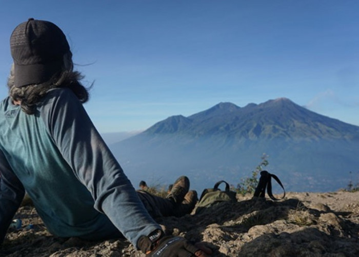 Tahun Baru di Atas Gunung, Ini Perlengkapan yang Wajib Dibawa Saat Mendaki