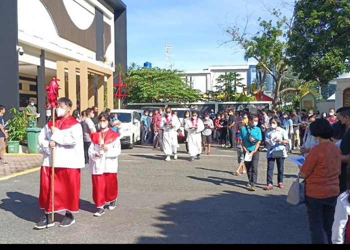 Umat Kristiani Jalani Ibadah Jumat Agung di Gereja Katolik St Yohanes Bengkulu