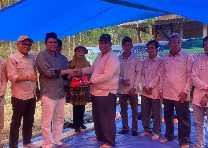 Dinas TPHP Provinsi Bengkulu Serahkan Bantuan Alsintan dan Perlengkapan Pertanian di Lubuk Sandi Seluma