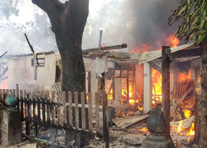 BREAKING NEWS: 1 Unit Rumah di Depan TK Paud Fatma Kenanga Hangus Terbakar