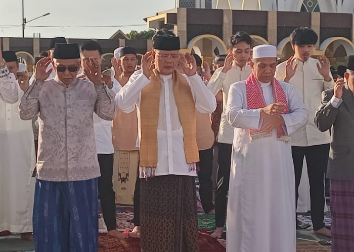Gubernur Rohidin Mersyah Shalat Idul Fitri di Masjid Baitul Izzah, Ucapkan Selamat Datang kepada Pemudik