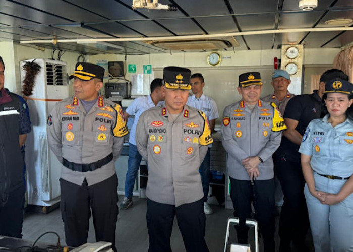 Jamin Keselamatan Pelayaran 12 Jam ke Enggano, Kapolda Bengkulu Cek Fisik Kapal dan Kesehatan Penumpang