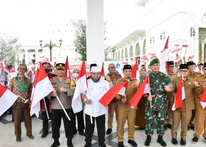 Pemkot Bengkulu Berbagi Bendera Merah Putih