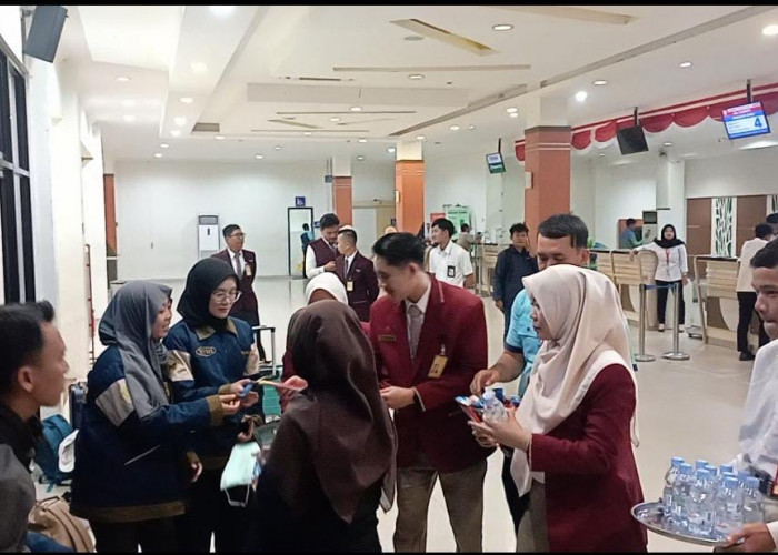 Dampak Erupsi Gunung Anak Krakatau: Bandara Fatmawati Lumpuh Total, Penumpang Diberi Masker dan Makanan