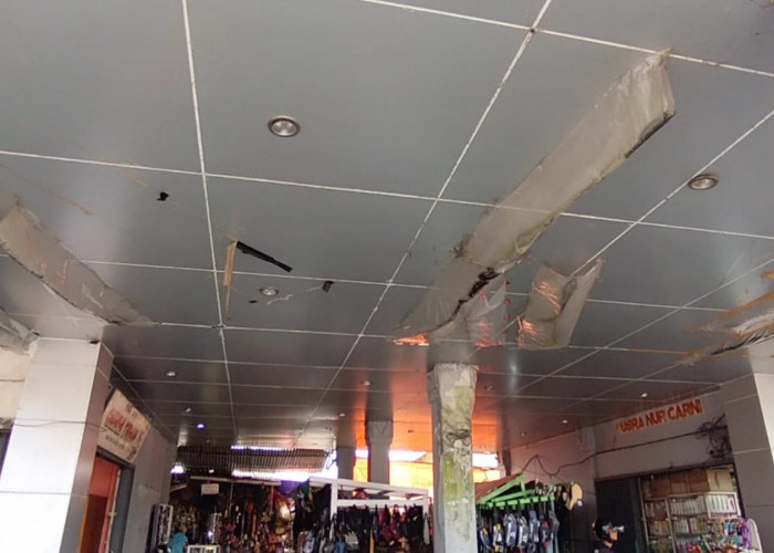 Pedagang Keluhkan Plafon Pasar Kepahiang Rusak, Dilapisi Plastik