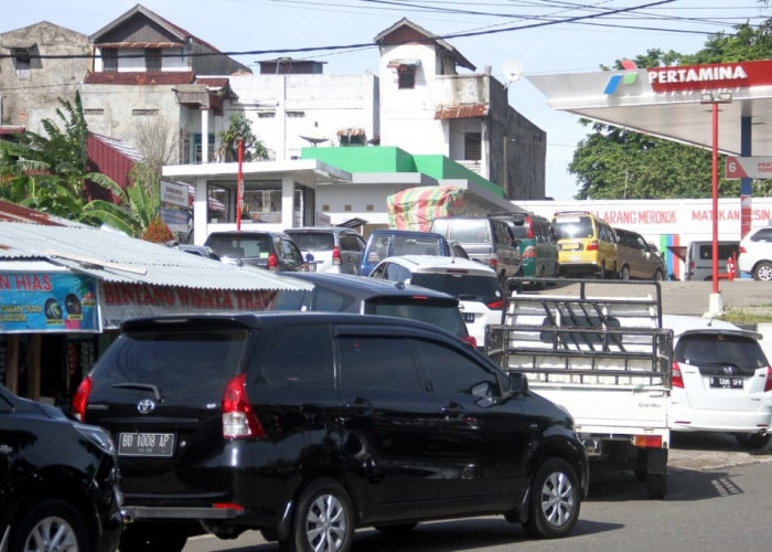 Pasca Pipa BBM Ditabrak Tongkang, Antrean di Sejumlah SPBU Kota Bengkulu Mengular