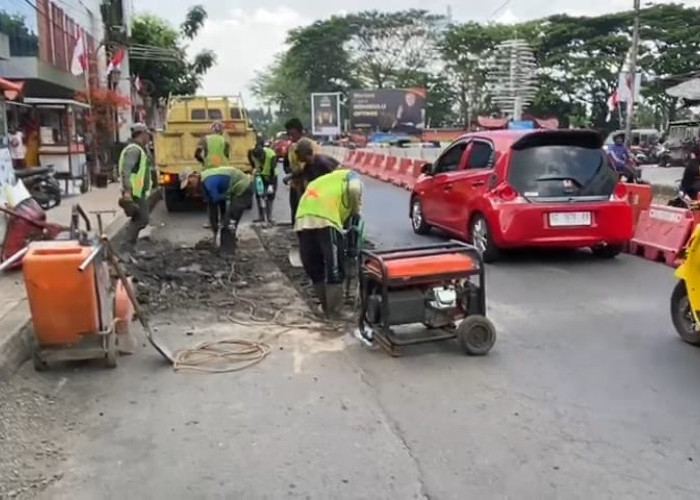 Jalan Nasional di Pasar Kepahiang yang Rusak Ditambal Sementara