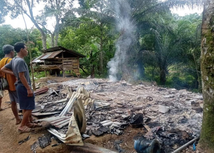 Diduga Korsleting Listrik, Rumah Warga Desa Srikuncoro Hangus Terbakar 