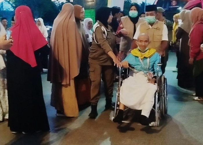 Diselimuti Duka 1 Jemaah Wafat di Makkah, Bupati Bengkulu Utara Sambut Kepulangan Kloter Haji