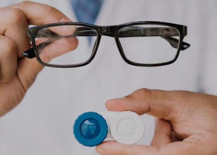 Kacamata Vs Lensa Kontak, Mana yang Lebih Baik untuk Mata Minus? Cari Tahu Kelebihan dan Kelemahannya Disini