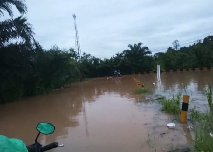 Jalan Nasional Bengkulu-Kepahiang Terendam Banjir, Arus Lalu Lintas Lumpuh Total