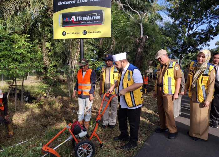 Gubernur Bengkulu Bersih-bersih, Pangkas Rumput Liar yang Mengganggu Pengendara