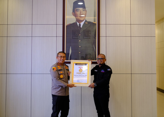 Kapolda Bengkulu Terima Anugerah Sahabat Pers dari SMSI