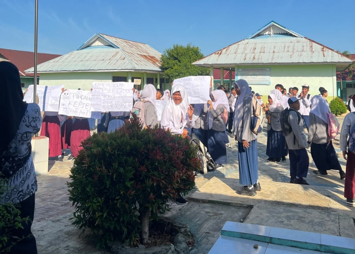Miris! Hari Pertama Masuk Sekolah, Murid SMPN 5 Seluma Gelar Protes Tuntut Kepsek Dicopot