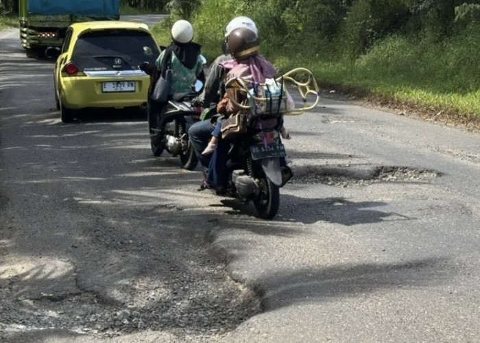Pengendara Keluhkan Jalan Nasional Air Latak–Pagar Agung yang Rusak Parah dan Makan Korban