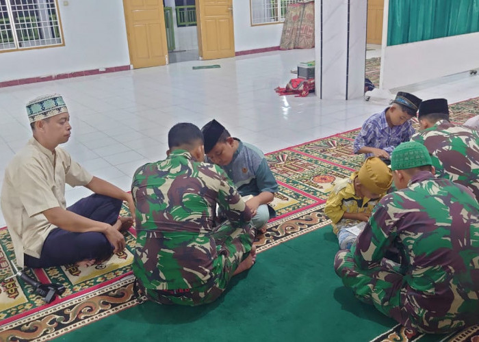 Usai Salat Berjemaah, Satgas TMMD Kodim 0407/Kota Bengkulu Ajar Anak-anak Mengaji