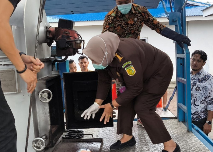 BNNP Bengkulu Musnahkan 2 Kg Ganja Hasil Tangkapan dari 2 Mahasiswa Bengkulu 