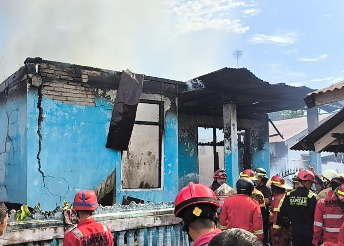 Sofa di Samping Rumah Terbakar, Lansia di Kebun Kenanga Lolos dari Maut saat Rumahnya Jadi Arang