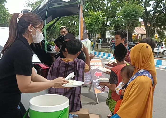 Jumat Berkah, Pasutri di Kota Bengkulu Ini Bagikan Makanan Gratis