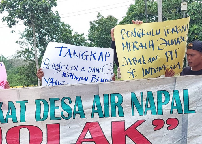 BREAKING NEWS: Puluhan LSM dan Ormas Demo Depan Kantor Bupati Bengkulu Tengah