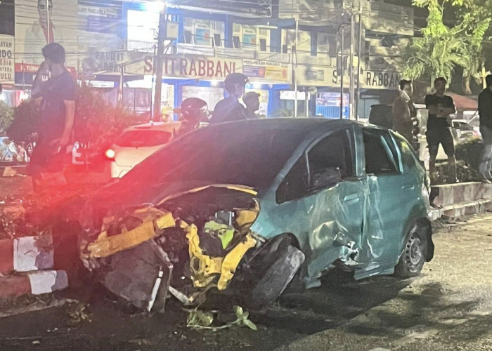 Diduga Rem Blong, Honda Jazz Berisi 4 Orang Hantam Median Jalan Sutoyo Tanah Patah hingga Hancur