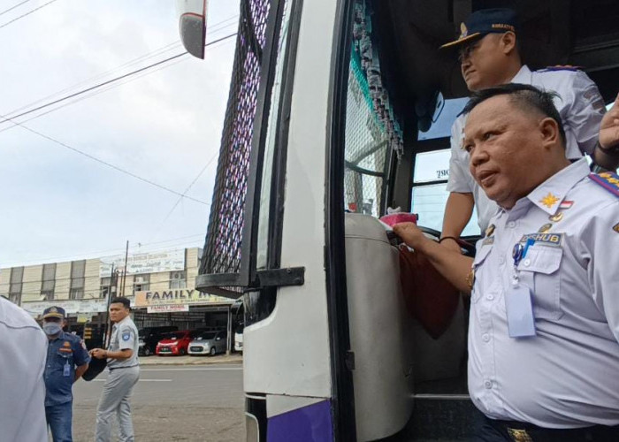 Dishub Kota Bengkulu Cek Armada Bus, yang Lolos Ditempelkan Stiker Layak Jalan