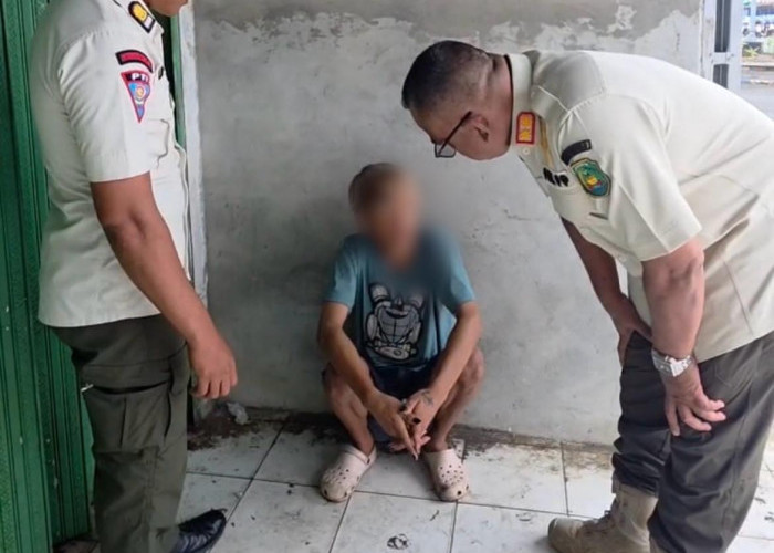 Tengah Asyik Hirup Lem di Taman Pagar Dewa, Seorang Bocah Jalanan Diciduk Satpol PP