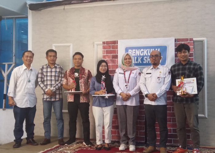 KPU Bengkulu Tengah Bagikan Hadiah Ke Pemenang Lomba Cipta Maskot Pilkada 2024