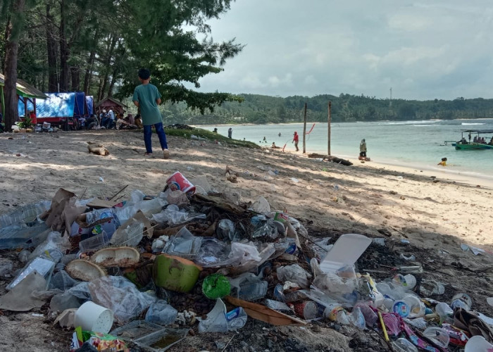 Tumpukan Sampah dan Bau Tak Sedap di Pantai Laguna Kaur Ganggu Kenyamanan Pengunjung 