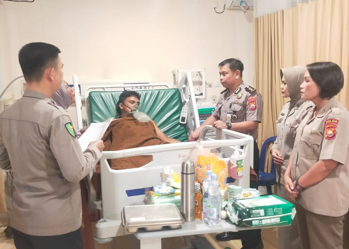 RS Bhayangkara Fasilitasi Rujukan Korban Penusukan Pedagang Baju Batam ke Palembang