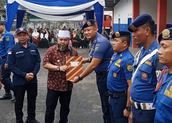 Sumringah, Helmi Hasan Bagikan SK PPPK untuk Personel Damkar Kota Bengkulu