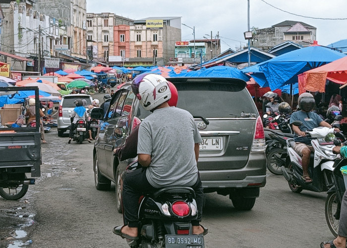 Pedagang Pasar Panorama Masih Bandel Berjualan di Pinggir Jalan Sebabkan Kemacetan