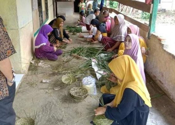 Warga Desa Talang Benuang Manfaatkan Pelepah Daun Kelapa Sawit Jadi Kerajinan