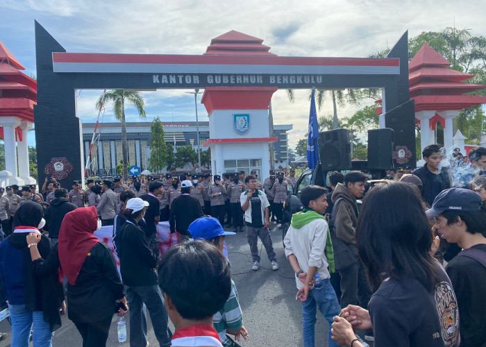 Tagih Janji 50 Ribu Lapangan Kerja, Puluhan Mahasiswa Bengkulu Gelar Aksi Demo di Depan Kantor Gubernur