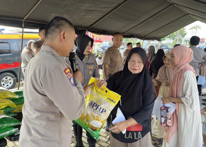 Hasil Gotong Royong Uang Rp2.000 Sehari, Polresta Bengkulu Bagikan 1.500 Karung Beras ke Warga