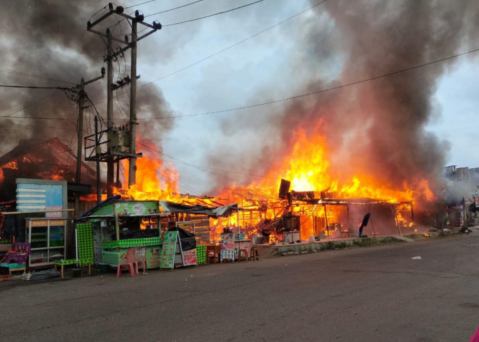 Pasar Giri Kencana Bengkulu Utara Terbakar Hebat